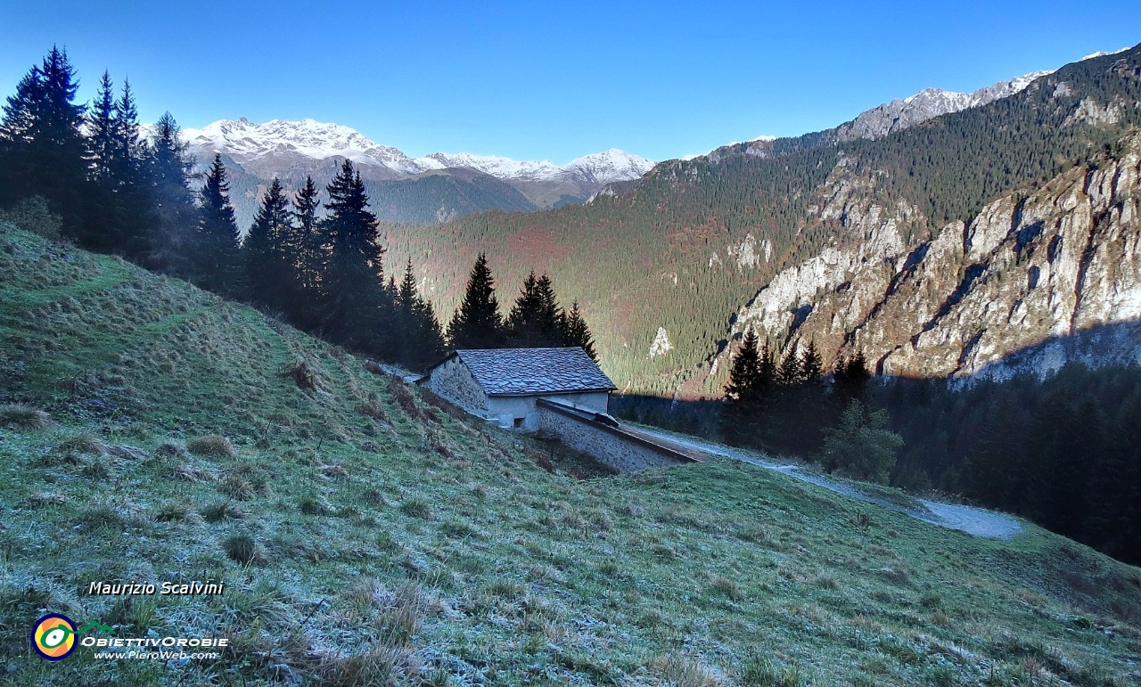 03 Ecco la casera, esco dal bosco, lascio la stradina e prendo il sentiero 121....JPG